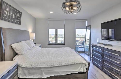 Downtown Omaha Apartamento | Pet-friendly Omaha Condo w/ Balcony & Views!
