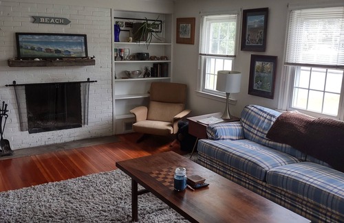Clinton Casa | Pet Friendly One Bedroom House Clinton CT Minutes to Water Train and Downtown