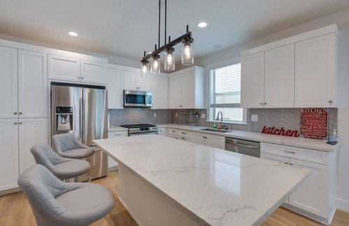 Paramount Casa | Pet-Friendly Paramount Home, 16 Mi to Los Angeles!