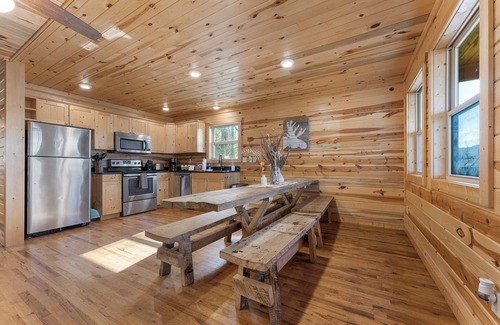 Jasper Cabina | Pet-Friendly Peaceful Cabin Near River w/ Fire Pit + Hot Tub Sleeps 14