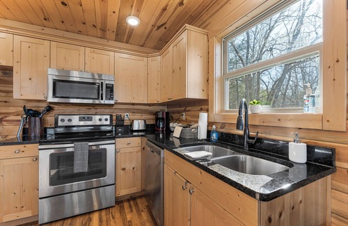 Jasper Cabina | Pet-Friendly Peaceful Cabin Near River w/ Fire Pit + Hot Tub Sleeps 14