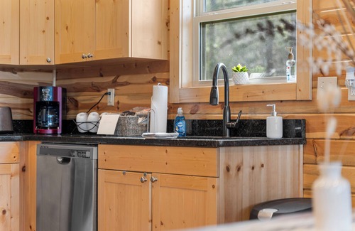 Jasper Cabina | Pet-Friendly Peaceful Cabin Near River w/ Fire Pit + Hot Tub Sleeps 14