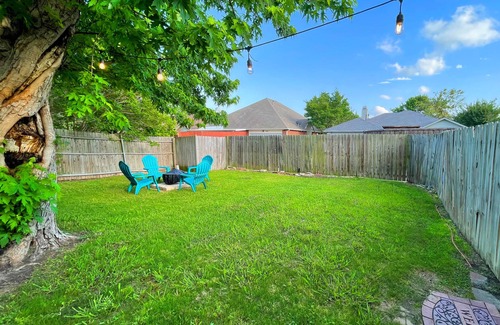 Rowlett Casa | Pet-Friendly & Perfect! Jetted Tub, Patio, Ping Pong, Pac-Man