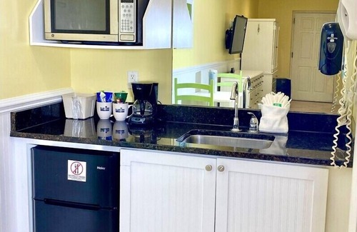Atlantic Beach Hotel | Pet-friendly - Pool - 3 Blocks to Beach! Unit 303