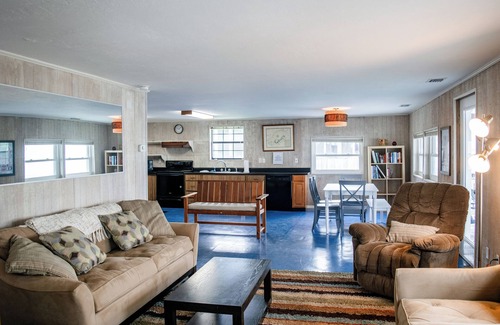 Historic Downtown Apalachicola Apartamento | Pet-Friendly Private Apartment, Waterfront, Balcony