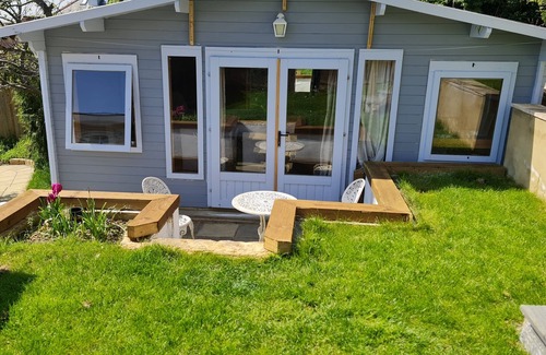 Hythe Cabina | Pet Friendly Private Cabin Town Eurotunnel Beach