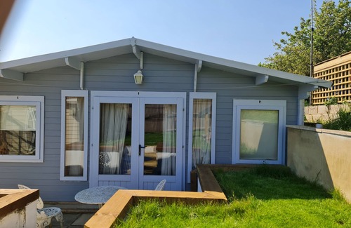 Hythe Cabina | Pet Friendly Private Cabin Town Eurotunnel Beach