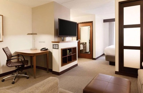 Austin Hotel | Pet-Friendly Property Near Brentwood Park! Lounge by the Pool, Free Parking!