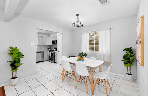 Milwood Casa | Pet Friendly - Q2 & Domain - King Bed, Pool Table