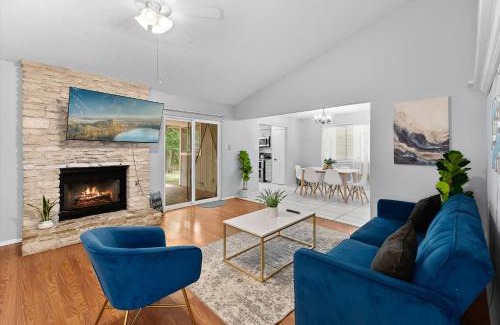 Milwood Casa | Pet Friendly - Q2 & Domain - King Bed, Pool Table