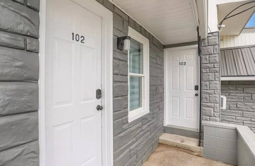 Halifax Apartamento | Pet Friendly Queen bed Room 102 at Halifax Inn