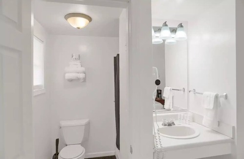 Halifax Apartamento | Pet Friendly Queen bed Room 102 at Halifax Inn