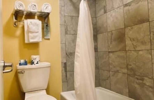 Downtown Monterey Cabina | PET FRIENDLY Queen Room at Ocean-Side Property!