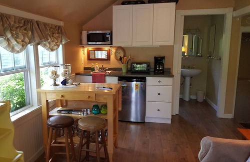 Yarmouth Port Cabaña | Pet Friendly Quiet Charming Cottage off the Beaten Path close to all amenities