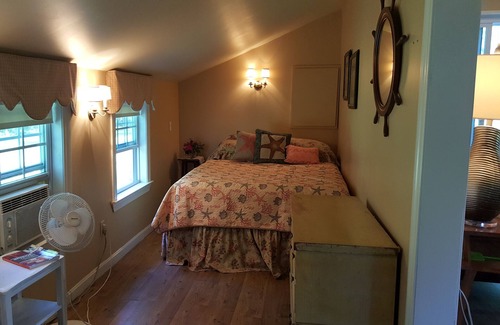 Yarmouth Port Cabaña | Pet Friendly Quiet Charming Cottage off the Beaten Path close to all amenities
