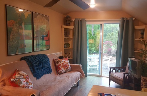 Yarmouth Port Cabaña | Pet Friendly Quiet Charming Cottage off the Beaten Path close to all amenities