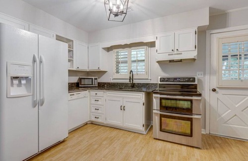 Franklin Casa | Figuers Bungalow: 2 bd ,1 bath, central location