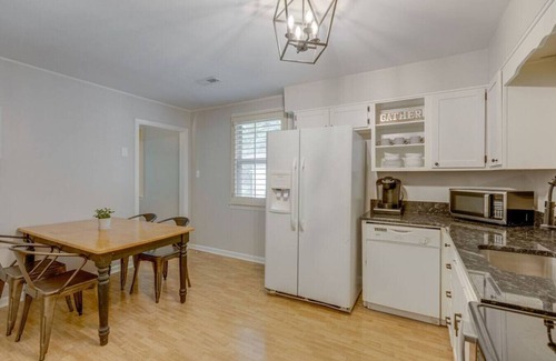Franklin Casa | Figuers Bungalow: 2 bd ,1 bath, central location