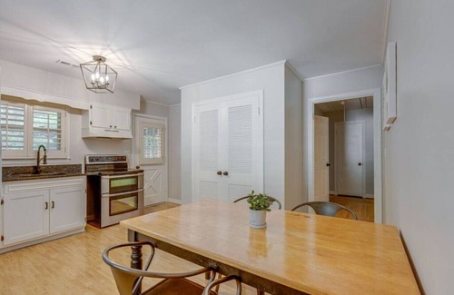 Franklin Casa | Figuers Bungalow: 2 bd ,1 bath, central location