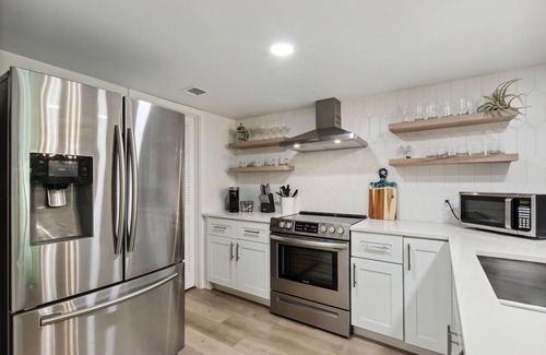 Fernandina Beach Condominio | Pet Friendly | Remodeled Beachwood Condo | Pool/Pond/Golf Course View | Beach Across the Street