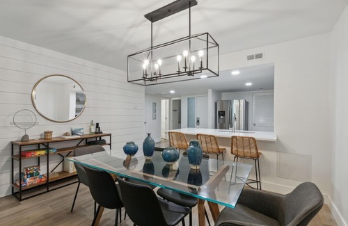 Fernandina Beach Condominio | Pet Friendly | Remodeled Beachwood Condo | Pool/Pond/Golf Course View | Beach Across the Street