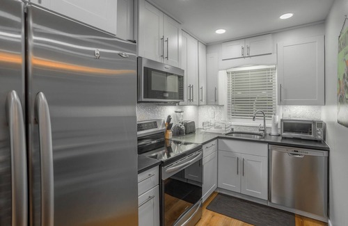 Country Club Estates Condominio | Affordable Family Vacation 2BR Sleeps 6 Downtown Rehoboth Beach Townhome!
