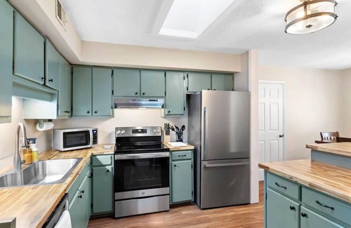 Cary Casa | Pet Friendly Relaxing Retreat Walk to DT|King Bed
