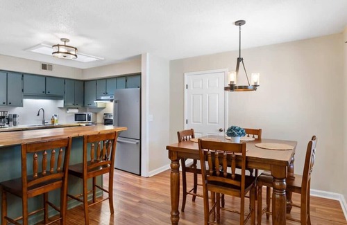 Cary Casa | Pet Friendly Relaxing Retreat Walk to DT|King Bed