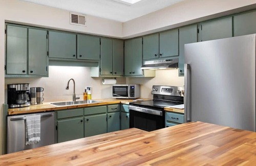 Cary Casa | Pet Friendly Relaxing Retreat Walk to DT|King Bed