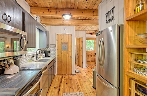 Murphy Otro | Pet Friendly Renovated Farmhouse with a Serene Rushing Creek and a fenced yard!