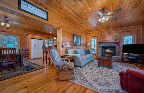 Lynn Casa | Pet-Friendly Retreat in Comfortable 4BR Bears Den