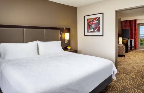 Camelback East Hotel | Pet-Friendly Retreat w/ Pool & Lush Backyard Oasis - Free Airport Shuttle