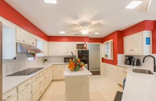 Richardson Casa | Pet-Friendly Richardson Retreat with Heated Pool