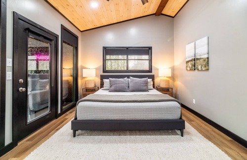 Cosby Cabina | Pet Friendly-Romantic-Theater-Firepit-Hot tub-