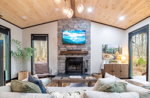 Cosby Cabina | Pet Friendly-Romantic-Theater-Firepit-Hot tub-