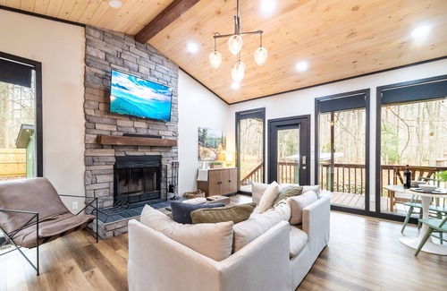 Cosby Cabina | Pet Friendly-Romantic-Theater-Firepit-Hot tub-