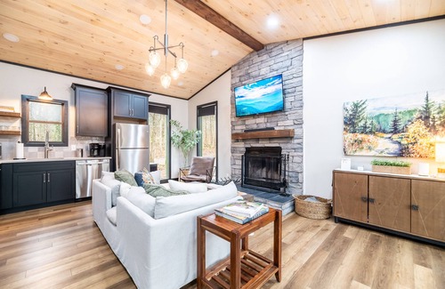 Cosby Cabina | Pet Friendly-Romantic-Theater-Firepit-Hot tub-