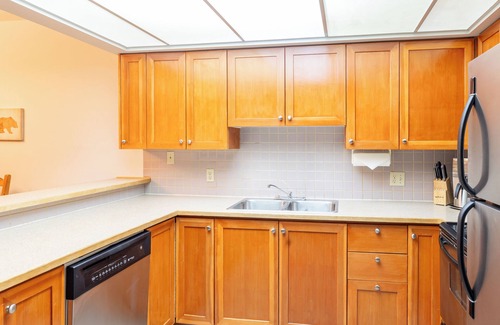 Upper Village Apartamento | Pet-Friendly Rooftop Hot Tub 15 Min Walk to Centre Free Parking & Shuttle