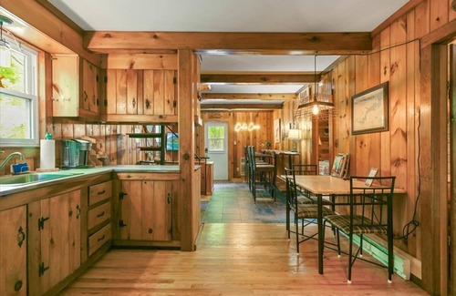 Greentown Cabina | Pet Friendly Rustic Cabin at Lake Wallenpaupack w. Pool Access+Rentable BoatSlip