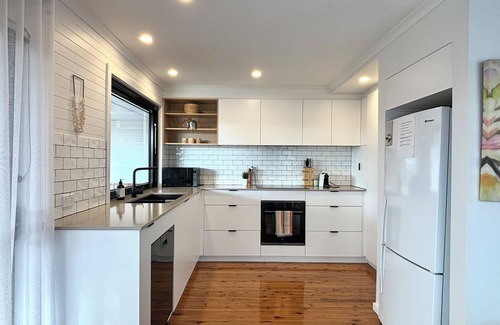 Diamond Beach Casa | Pet Friendly Sapphire House at Diamond Beach is a gorgeous 4 bedroom home