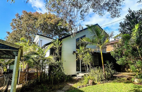 Diamond Beach Casa | Pet Friendly Sapphire House at Diamond Beach is a gorgeous 4 bedroom home
