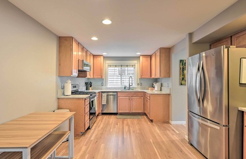 Licton Springs Casa | Pet-Friendly Seattle Townhome < 1 Mile to Lake!
