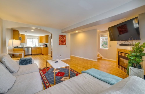 Licton Springs Casa | Pet-Friendly Seattle Townhome < 1 Mile to Lake!