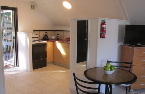 Haruru Apartamento | Pet friendly, self-contained loft with private deck & small garden