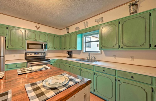 Broken Bow Cabaña | Pet-Friendly 'Shady Oaks' Broken Bow Gem w/ Patio!