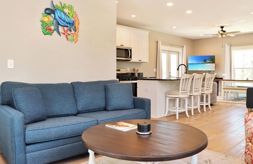 Indian Pass Casa | ☀️ Pet Friendly - Short walk to Beach - Purple Haze ☀️