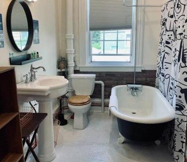 North End Apartamento | Pet-Friendly Space #3 at Doggy Digs, King Bed and Office