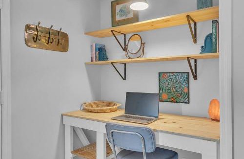 Newport Casa | Pet friendly - steps to water!