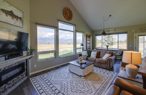Stevensville Casa | Pet-Friendly Stevensville Home with Mountain Views!