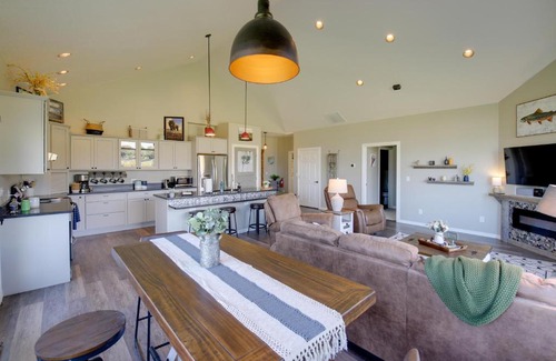 Stevensville Casa | Pet-Friendly Stevensville Home with Mountain Views!
